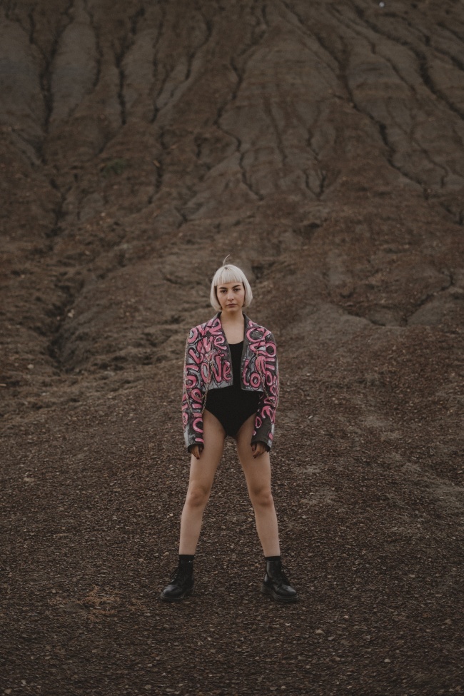 大胆前卫美女艺术写真图片