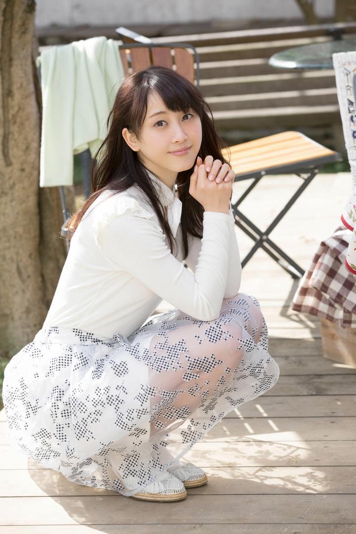温柔文静的日本清纯女孩高清手机壁纸大图