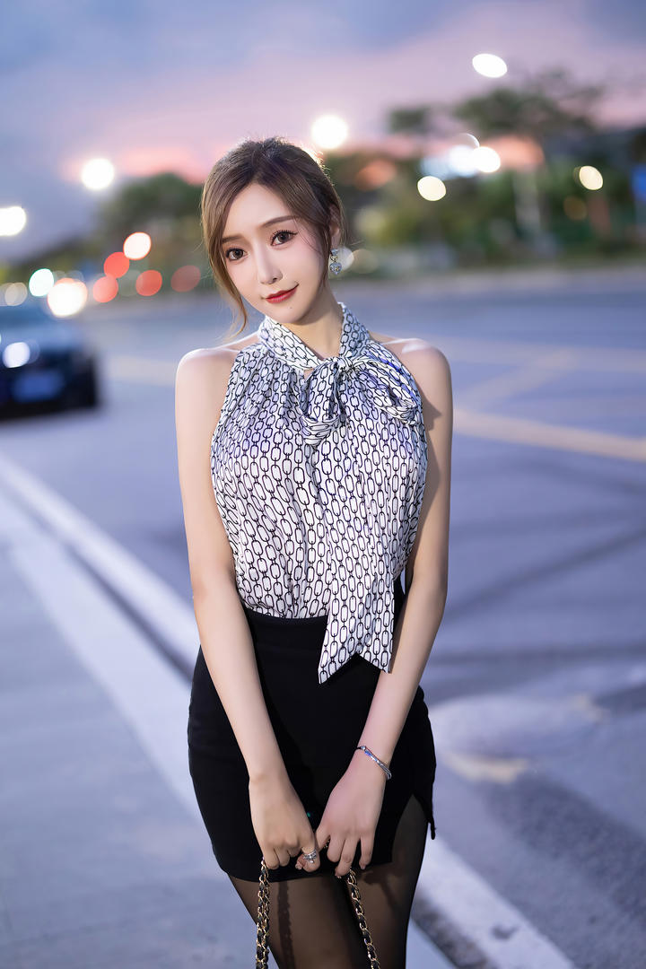 街拍穿黑丝袜的极品气质美女王馨瑶高清美女写真图片