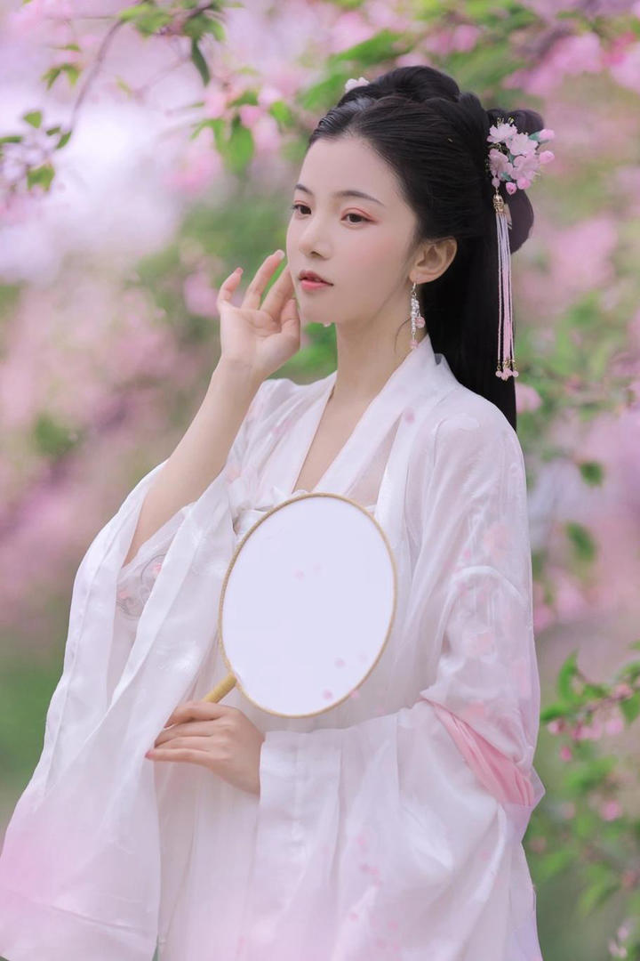 面若桃花的唯美古装汉服美女艺术写真图片