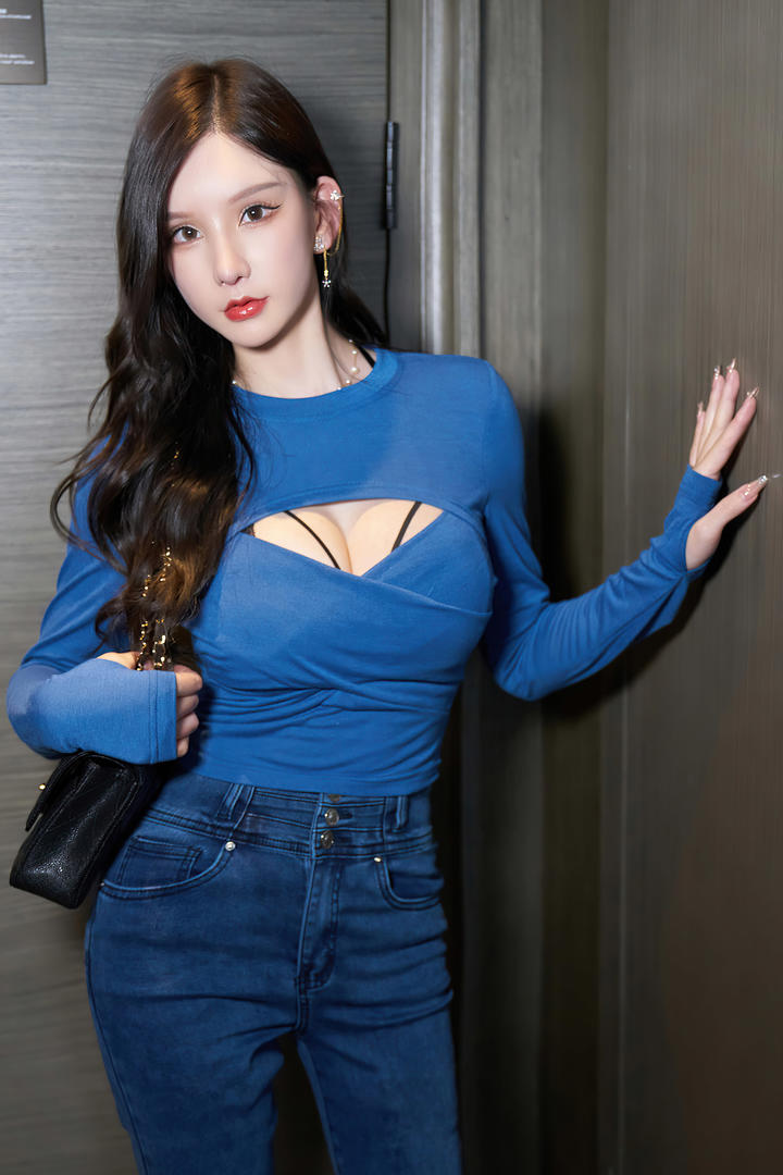 穿露胸上衣的国产嫩模周于希亚洲丰满成熟美女在线播放