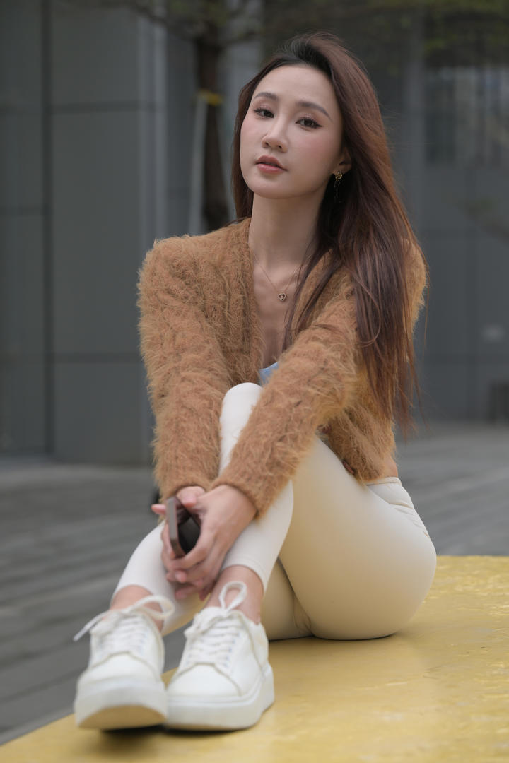 国产高清紧身裤美女性感照片