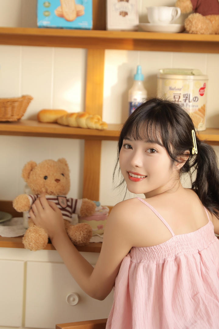 清纯可爱女生闺房私拍写真套图