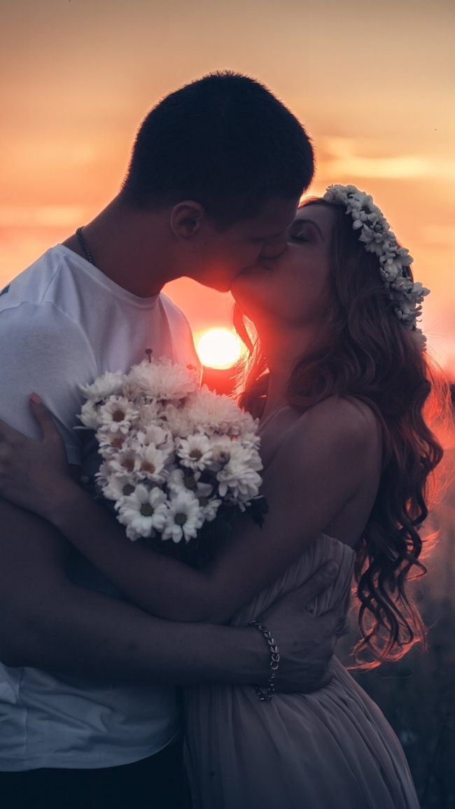 日暮黄昏情侣接吻摄影图片