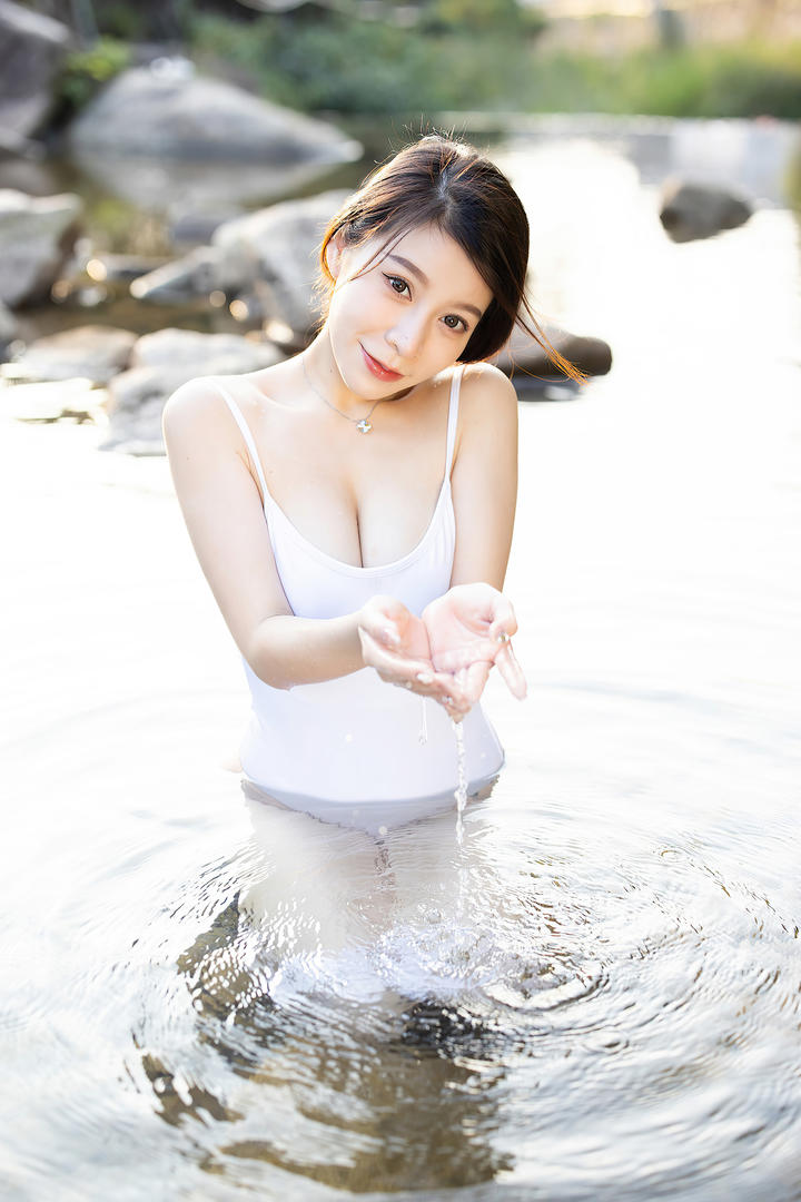 捧着水的唯美女生头像嘉宝贝儿美女洗澡图片