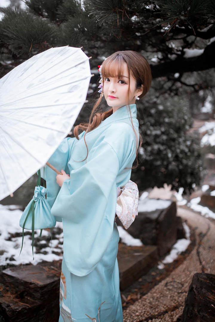 撑着伞的日本和服美女高清写真图片