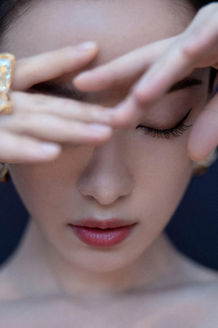 闭上眼睛的美女明星倪妮写真图片