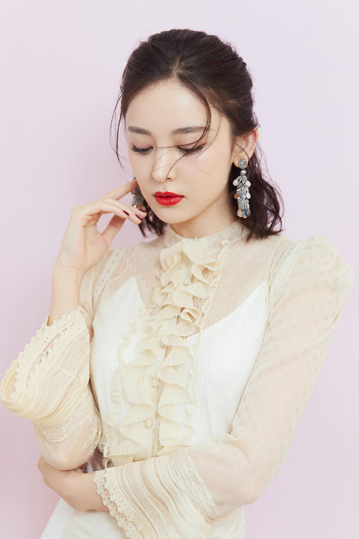 优雅的美女明星古力娜扎图片