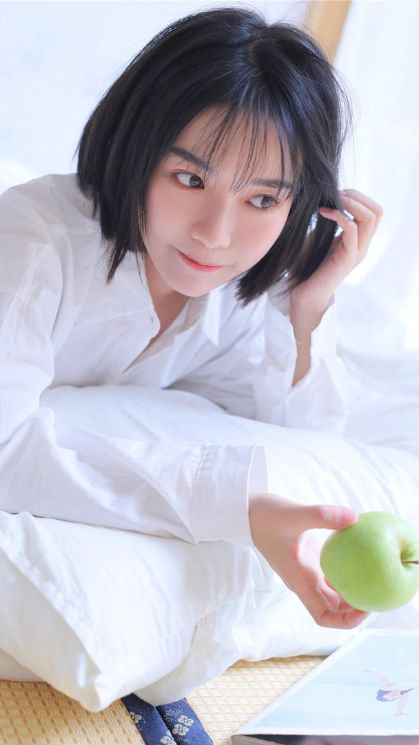 吃苹果的清纯美女女生头像写真图片