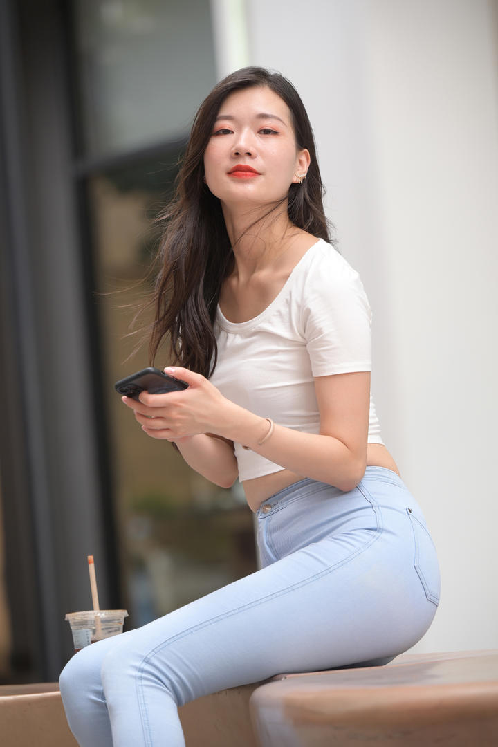 街拍韵味御姐美女性感紧身裤图片
