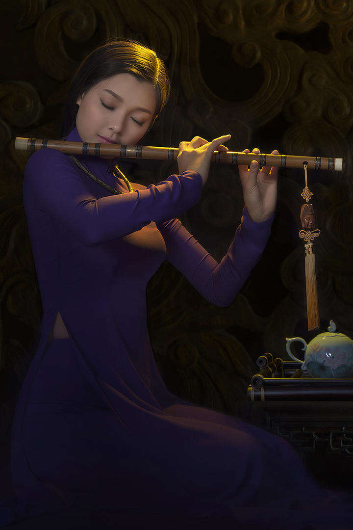 吹箫的越南美女艺术写真图片