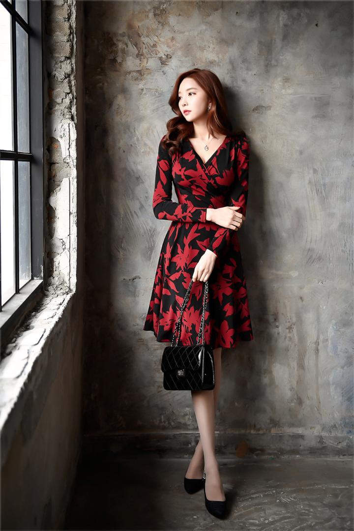 靠在墙上的韩国美女朴秀妍图片