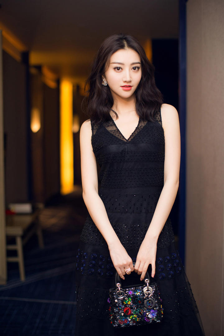 提着包包的中国高颜值美女明星壁纸景甜图片大全
