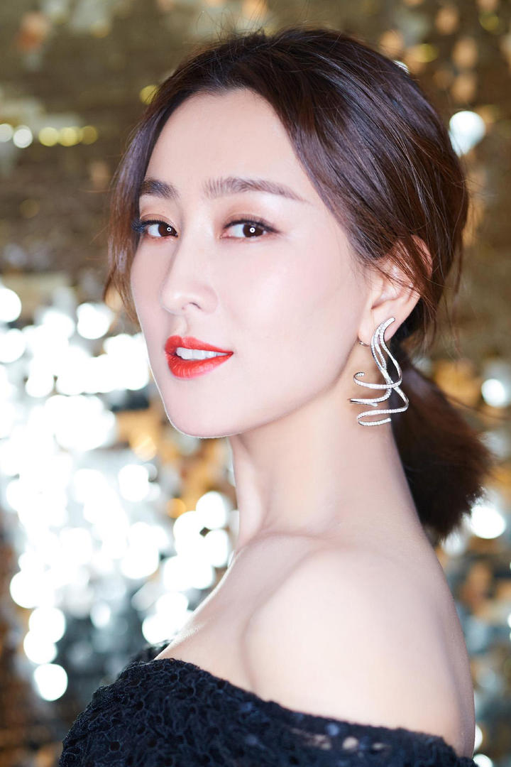 马苏娇艳红唇高清美女图片