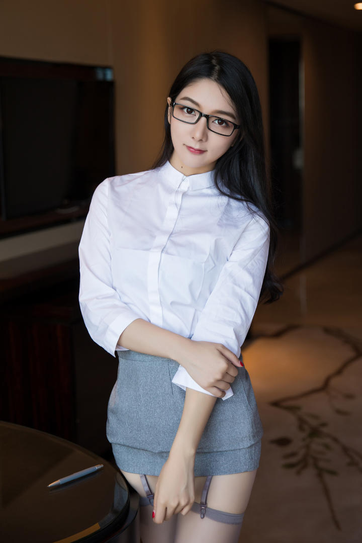 戴着眼镜的性感成熟衬衣美女写真图片