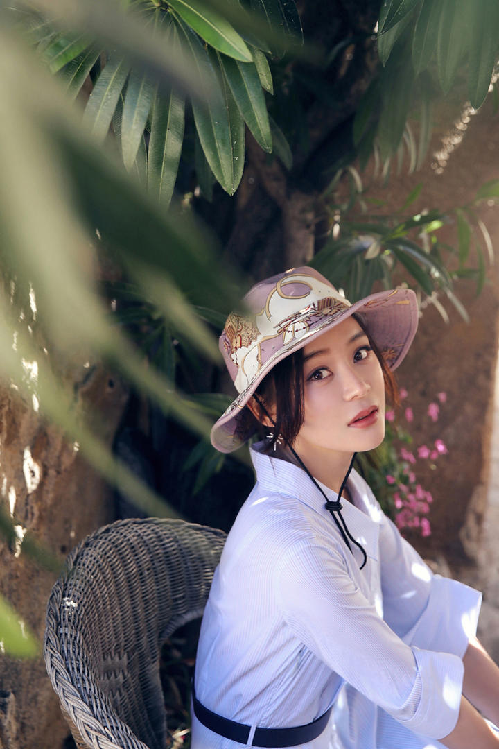 戴着帽子的气质美女袁姗姗写真