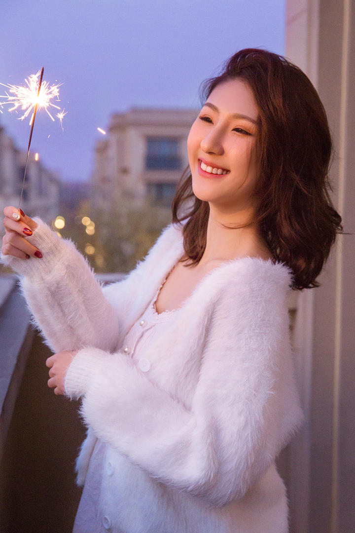 点燃仙女棒的清纯甜美女孩高清手机壁纸图片