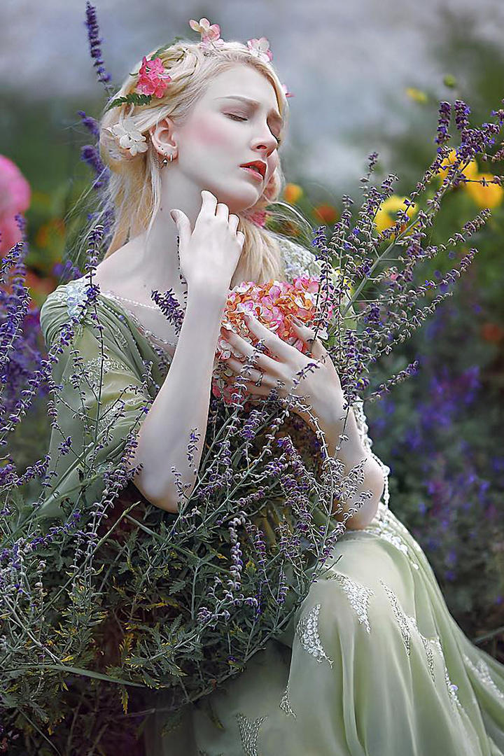 抱着薰衣草的国外美女写真图片