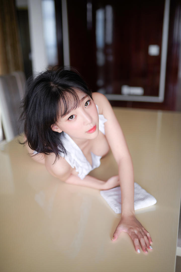 趴在地板上的韩国甜美性感少女姜仁卿97精产国品一二三产区图片