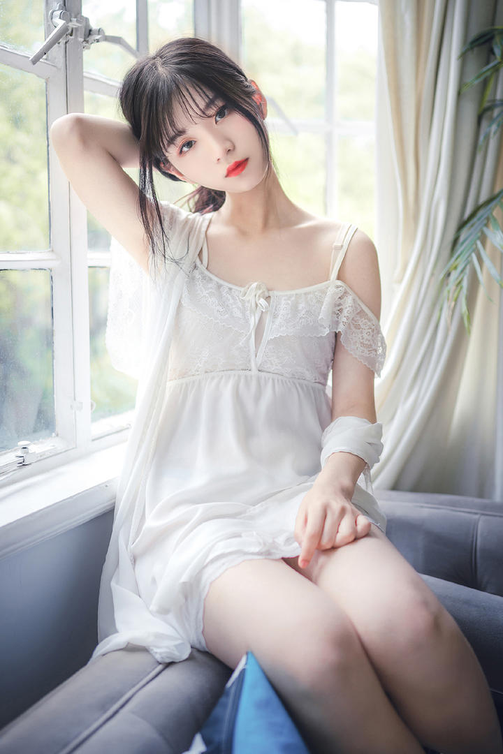 窗户边的极品清纯美女图片
