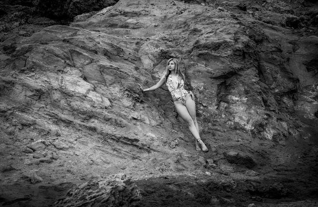 性感黑白时尚风格户外美女艺术人体图片