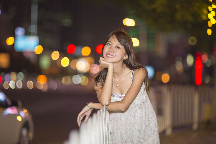 清纯少女长裙酥胸诱惑