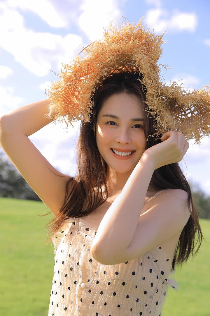 戴着帽子的阳光清纯美女写真图片