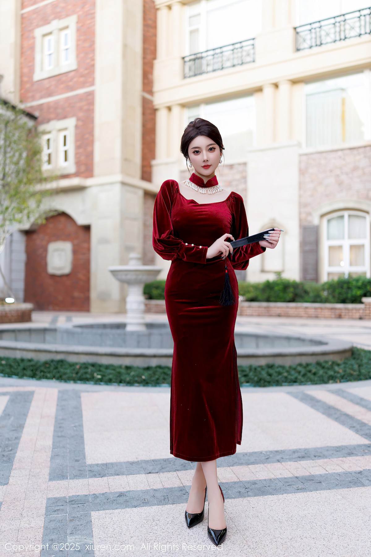 秀人网女神杨晨晨Yome深色旗袍丰腴身材性感写真