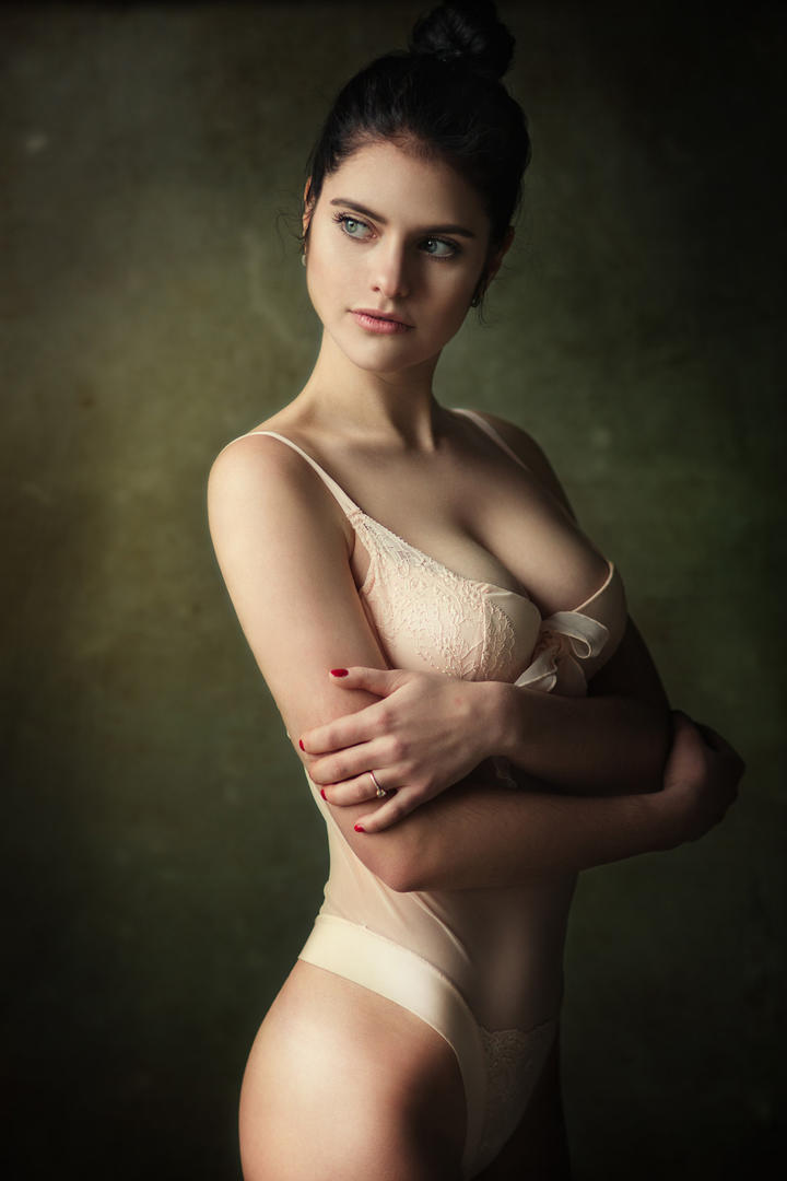 穿着性感内衣的欧美美女肖像写真图片
