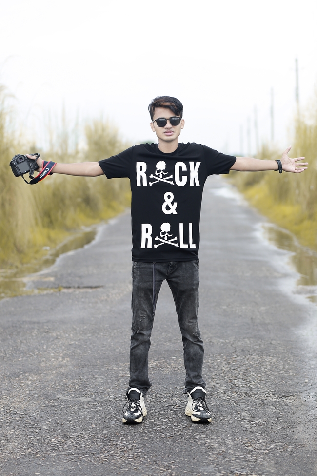 户外时尚摄影师墨镜帅哥图片