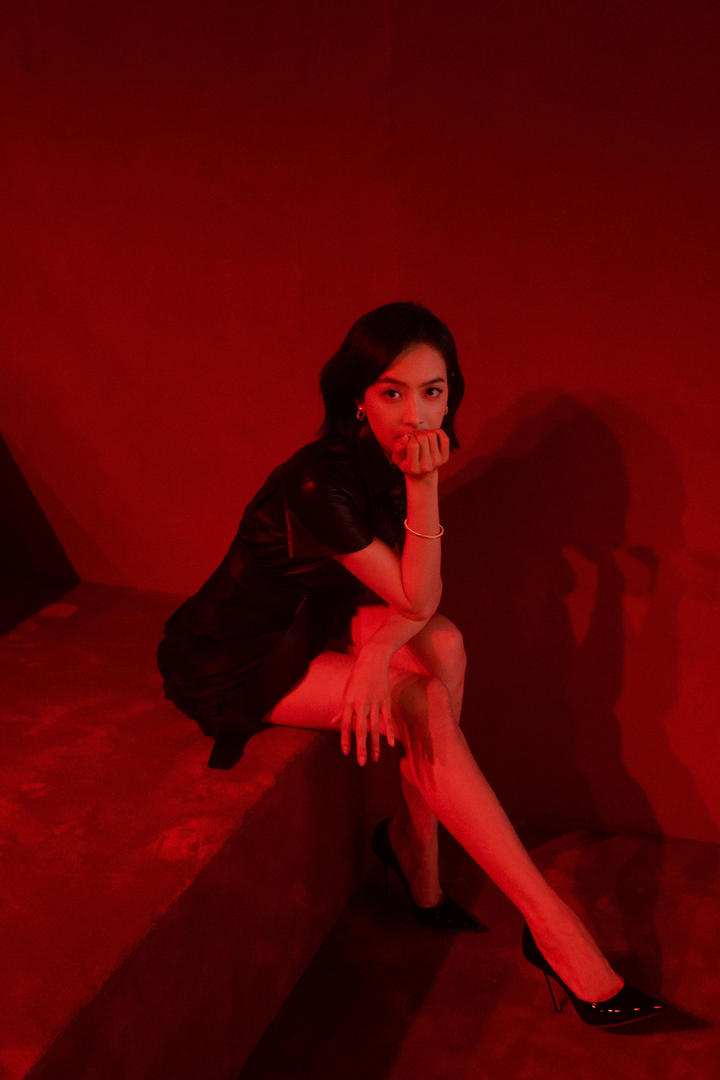 坐在沙发上的性感长腿女星宋茜图片