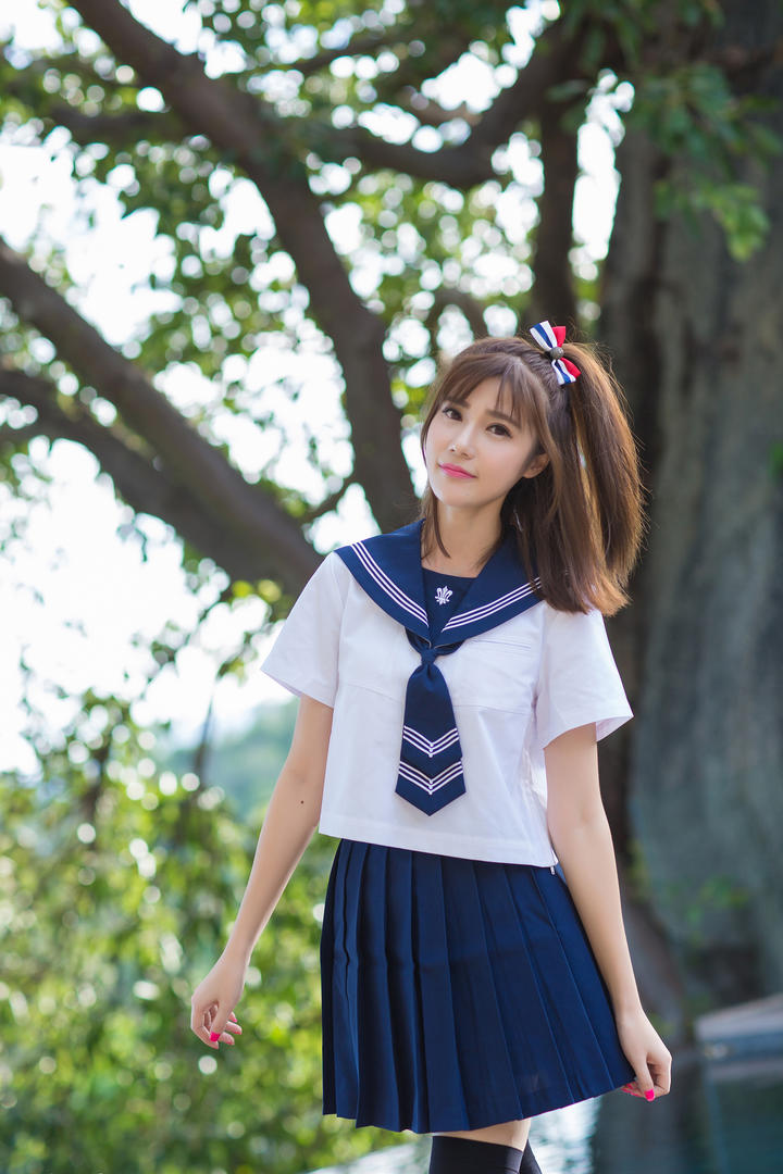 可爱清纯的制服美女写真