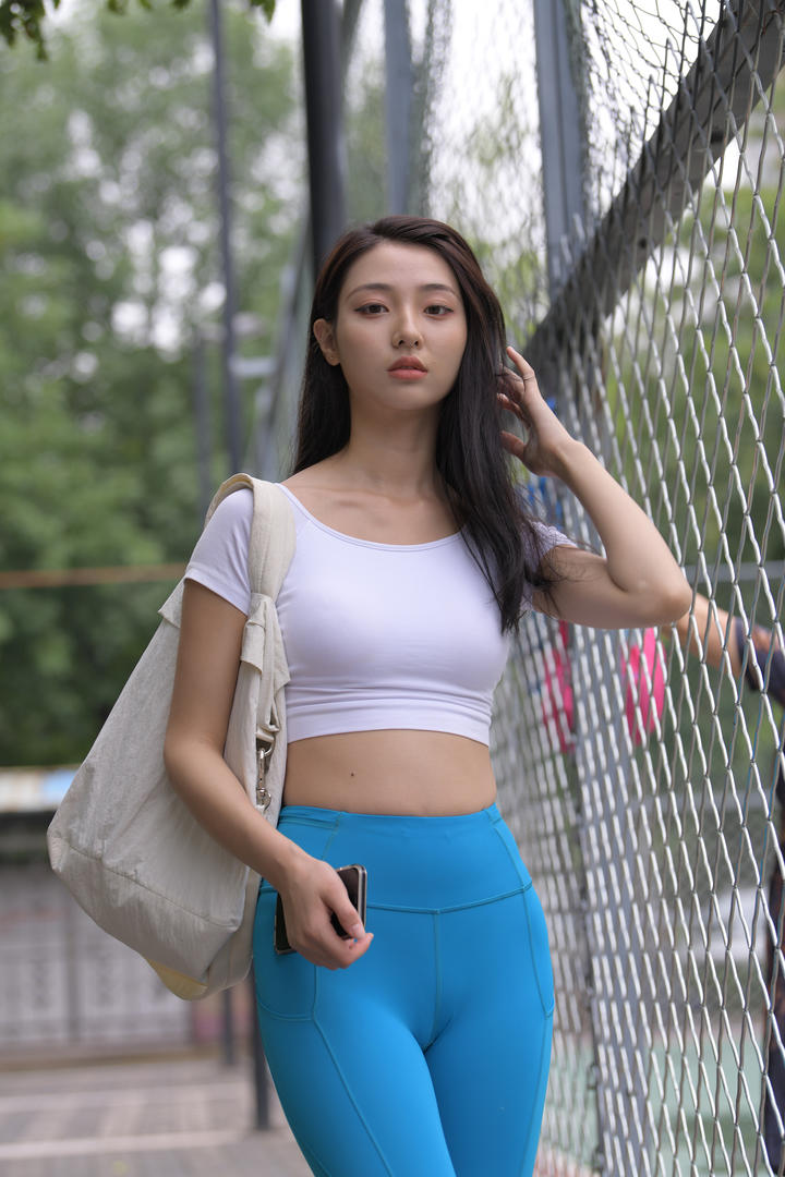 背着包包的街拍紧身裤美女靓女图片大全