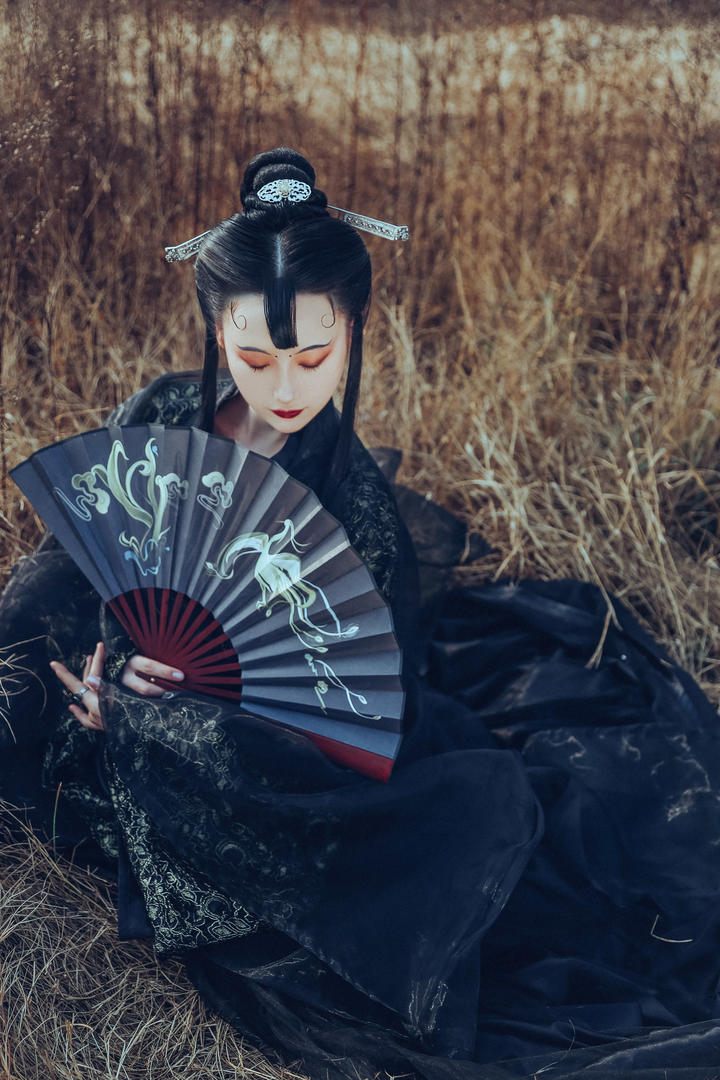 坐在草地上的高清古装美女艺术图片