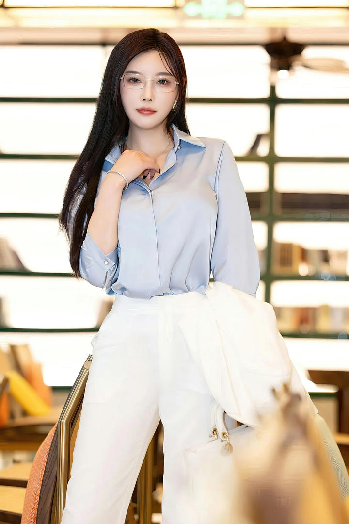 斯文气质美女模特杨晨晨优优人体艺术写真图片