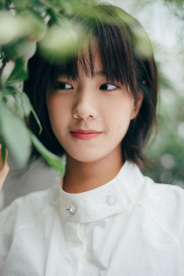 甜美短发女星庄达菲简约休闲写真图片