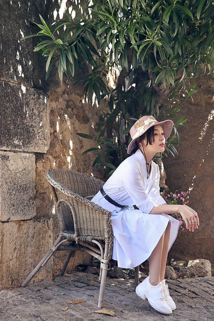 坐在椅子上的气质女神袁姗姗写真
