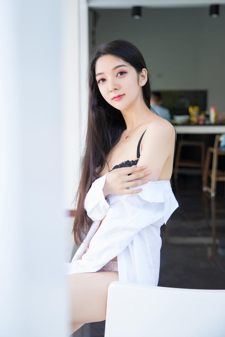 超清性感露肩美女图片