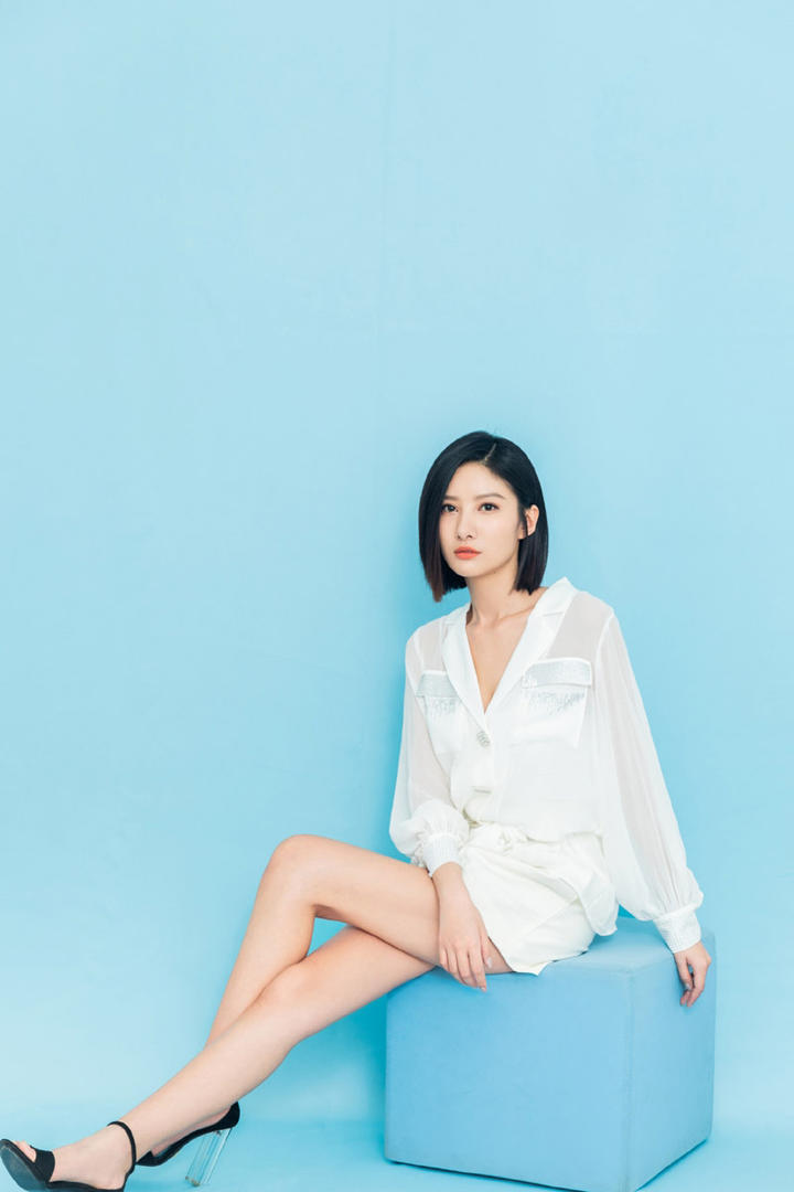 高清内地美女明星吴优白皙大长腿写真图片