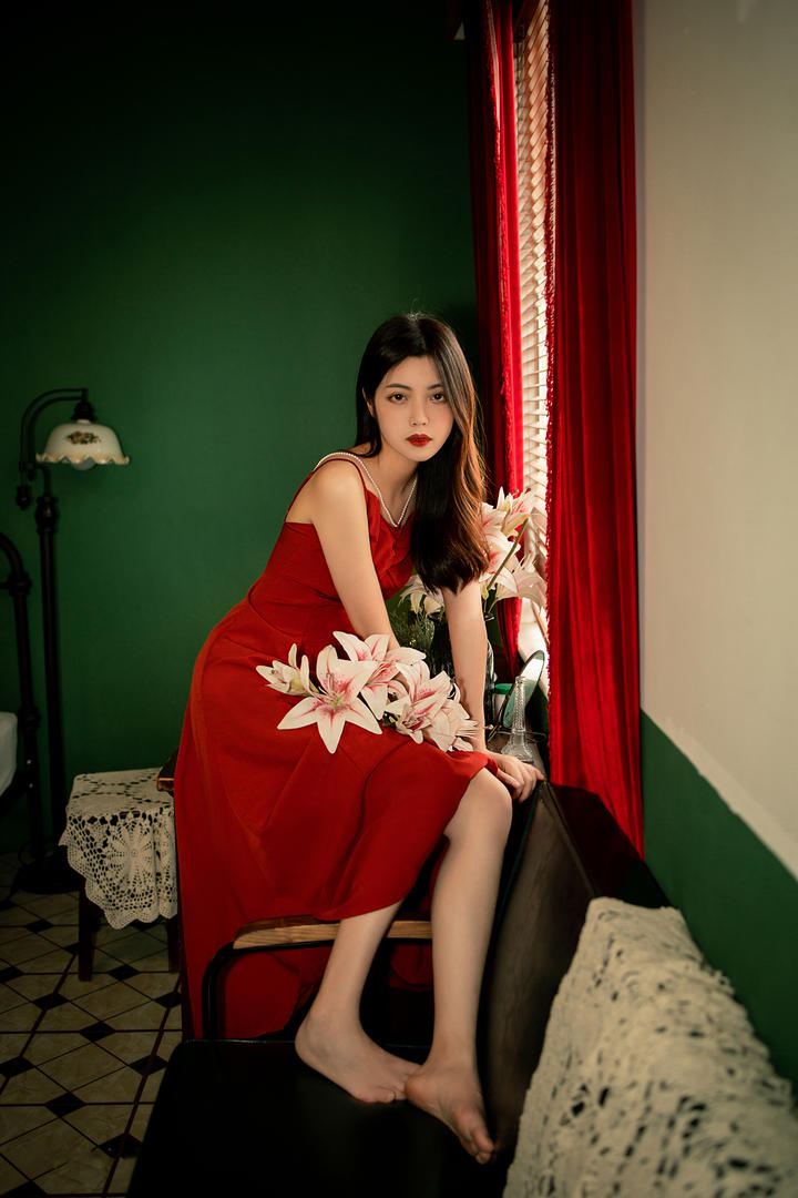 散发成人味的美女复古风写真图片