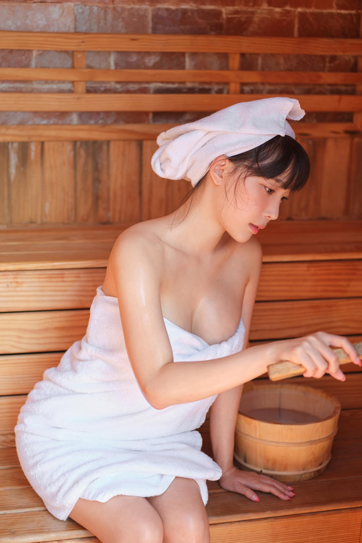 蒸桑拿的韩国美女裹着浴巾极致诱惑写真图片
