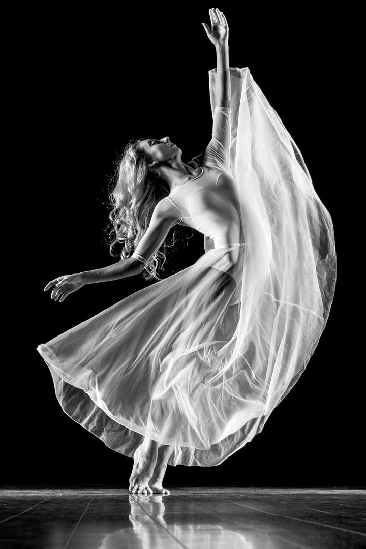 跳现代舞的美女图片
