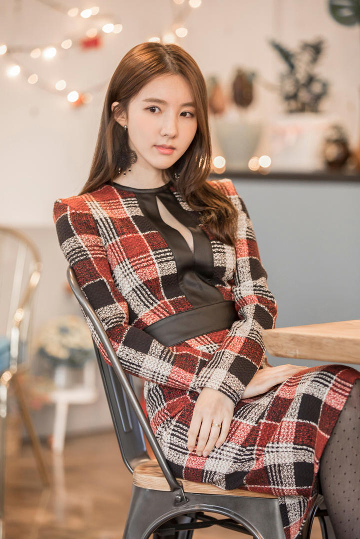 坐在椅子上的韩国美女模特金孝轩