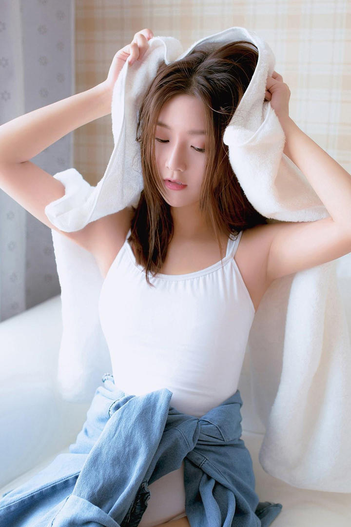 用毛巾擦头发的清纯美女