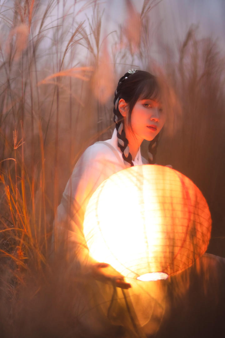 野外打着灯笼的清纯古装汉服美女户外摄影图片