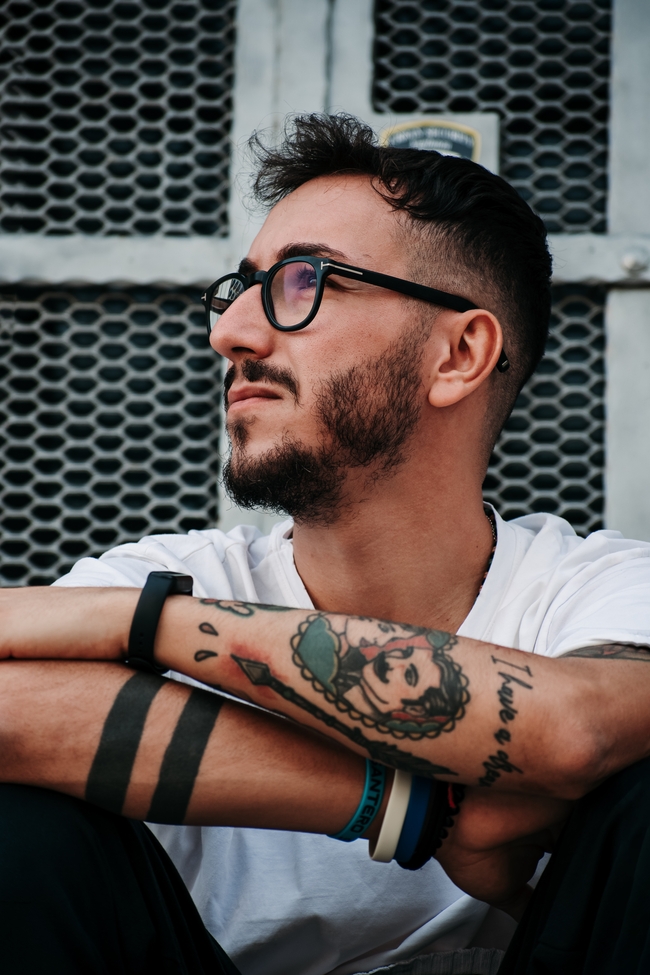 欧美时尚戴眼镜纹身帅哥图片