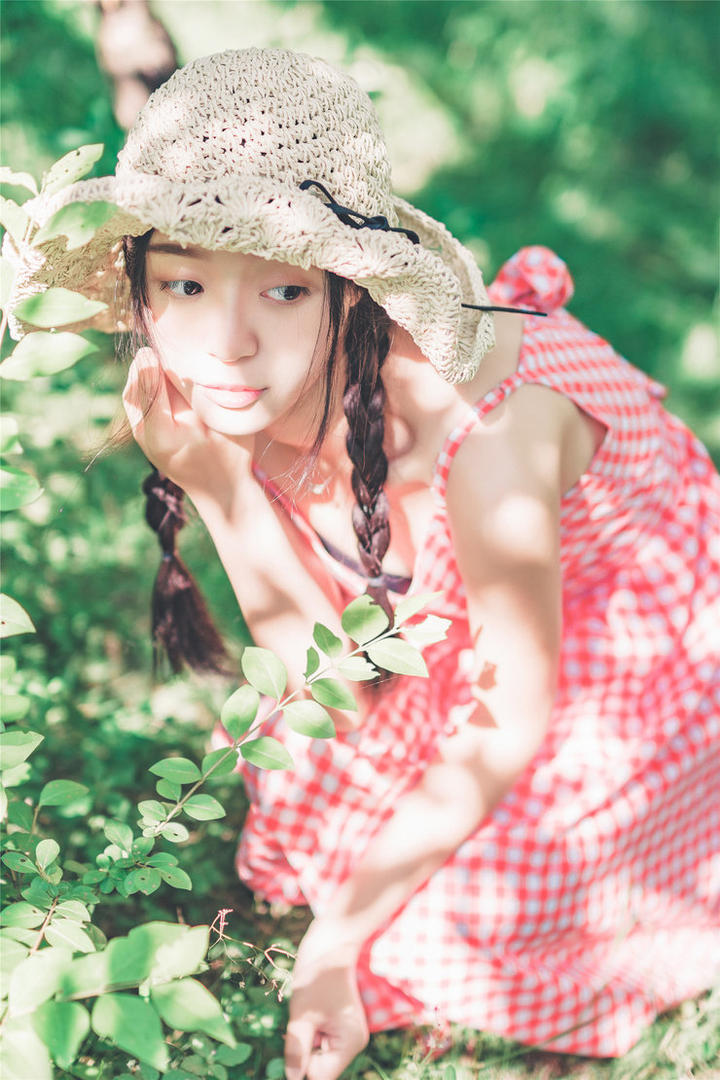 戴着草帽的高清美女户外写真图片