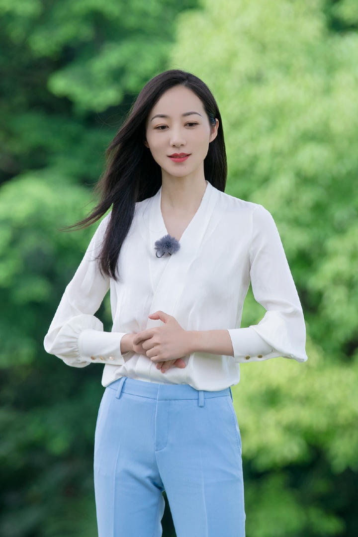 穿着白衬衣的清纯美女明星韩雪图片