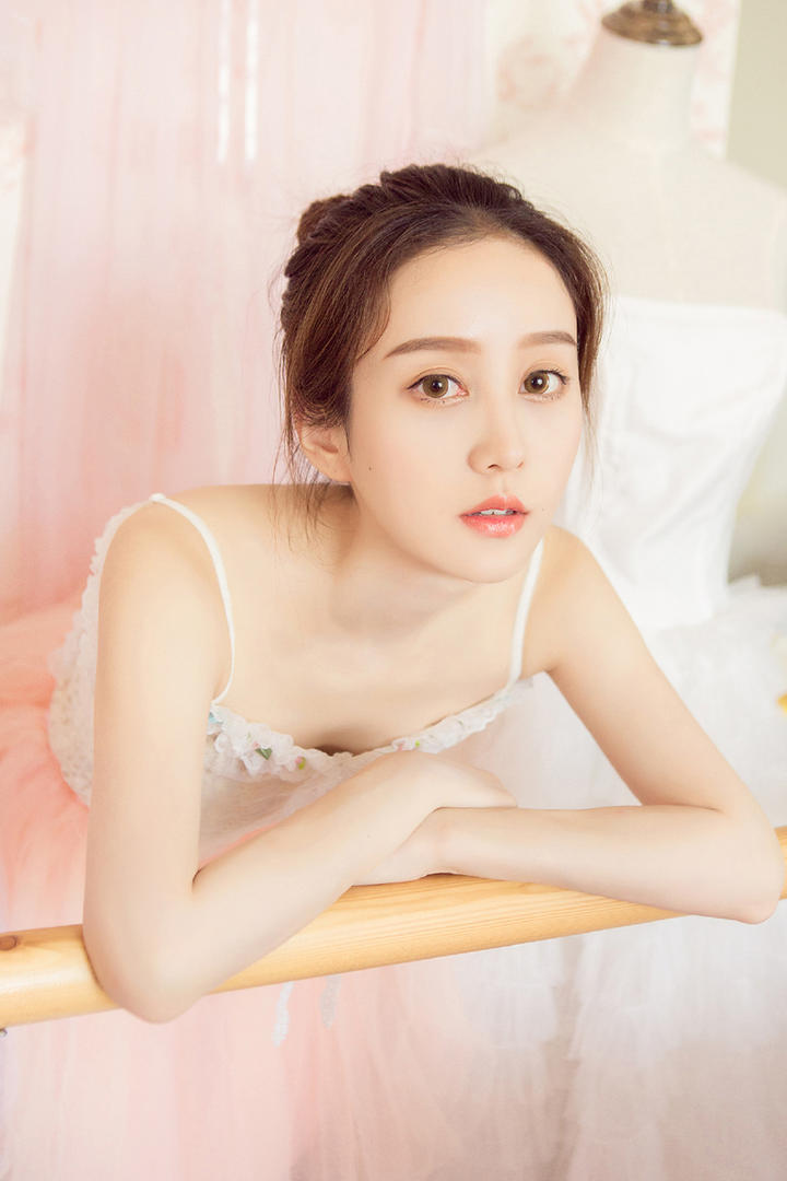 跳舞的美女写真照片