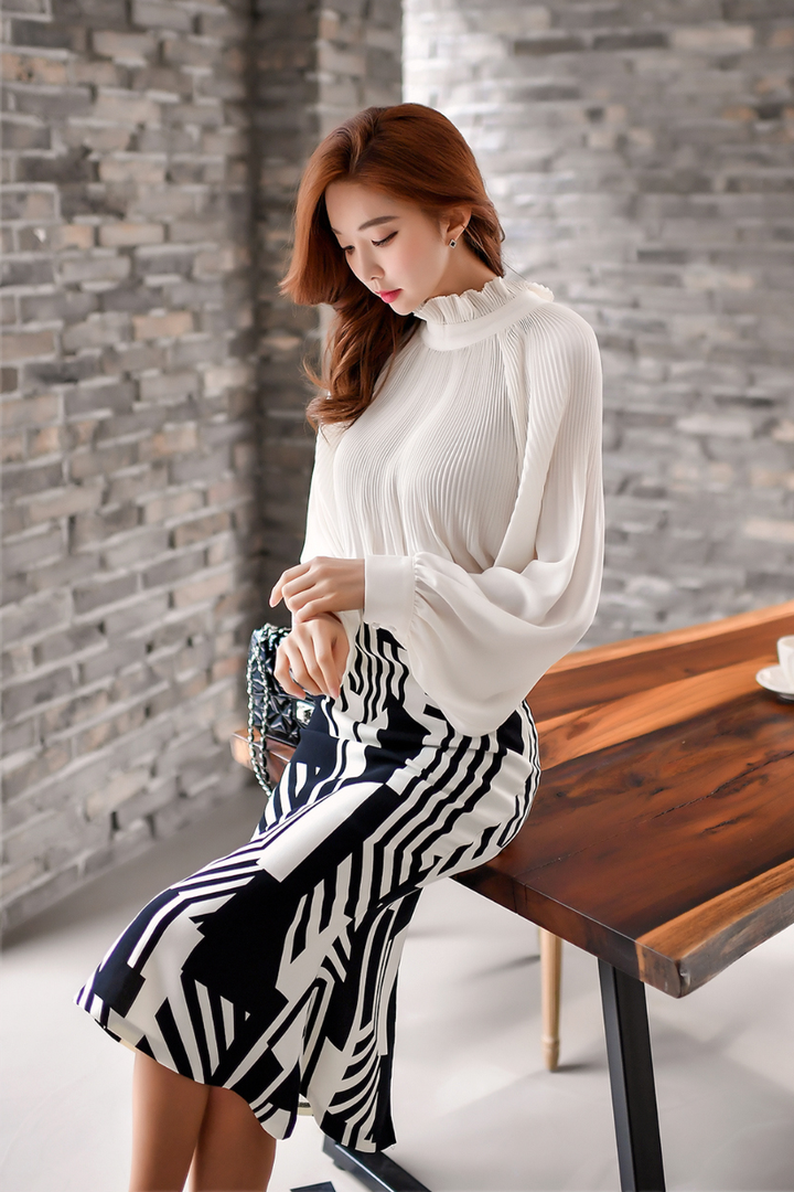 坐在桌子上的高清韩国美女明星朴秀妍图片